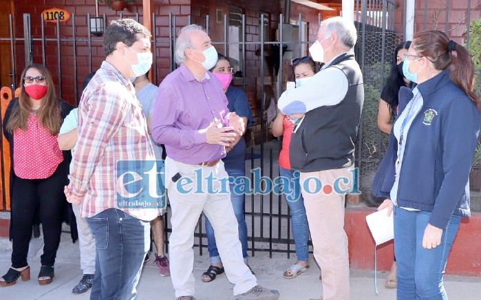 MILLONARIOS ERRORES.- Primero se vieron las caras en terreno las autoridades y los vecinos, al menos en esta oportunidad hay voluntad de la constructora de cumplir con honradez a los vecinos.