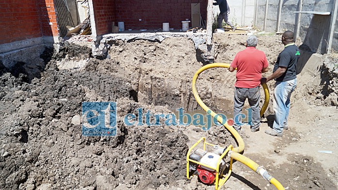 PELIGRO OCULTO.- La tarde de este miércoles las cámaras de Diario El Trabajo registraron el momento cuando empleados de la constructora sacaban el agua del foso.