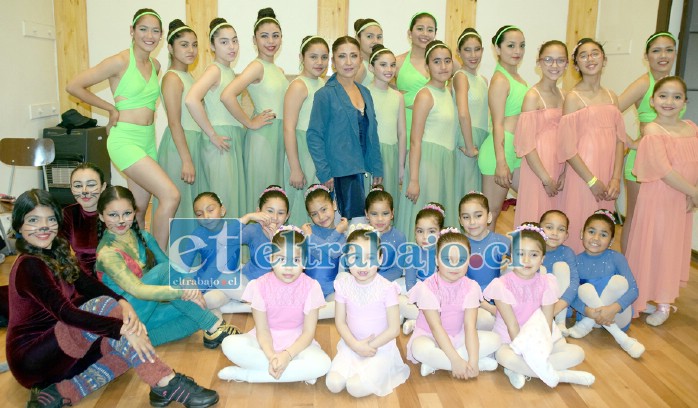 CULTURA PARA TODOS.- Cientos de niñas de nuestra comuna han logrado presentar sus galas de ballet en las instalaciones Buen Pastor junto a su profesora Patricia Castro. (Archivo)
