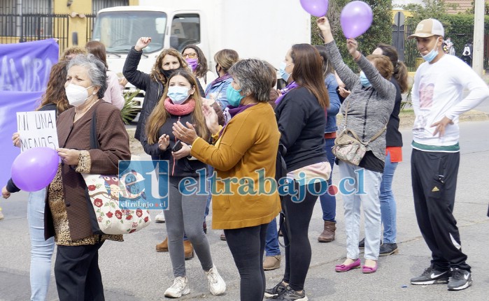 APOYO TOTAL.- Decenas de personas se manifestaron frente al Hospital San Camilo para apoyar a la profesora Sandra Pizarro. Anoche hubo una Velatón.