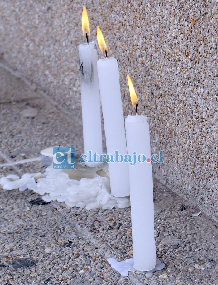 Fe y esperanza.- Las velas encendidas frente al Hospital San Camilo son la muestra de apoyo hacia una educadora de Básica, quien permanece con muerte cerebral en la UCI.