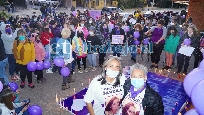 VELATÓN POR SANDRA.- Anoche decenas de personas y familiares se reunieron pidiendo a Dios por la recuperación de la docente y exigiendo la captura del principal sospechoso del ataque que, hoy por hoy, tiene con muerte cerebral a Sandra.