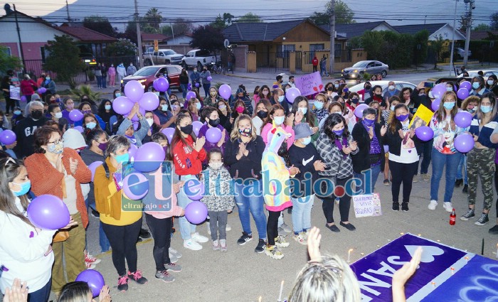 GRAN VELATÓN.- Más de 150 personas se dieron cita este martes en la noche en el frontis del Hospital San Camilo para dar fuerza a quien está con muerte cerebral.