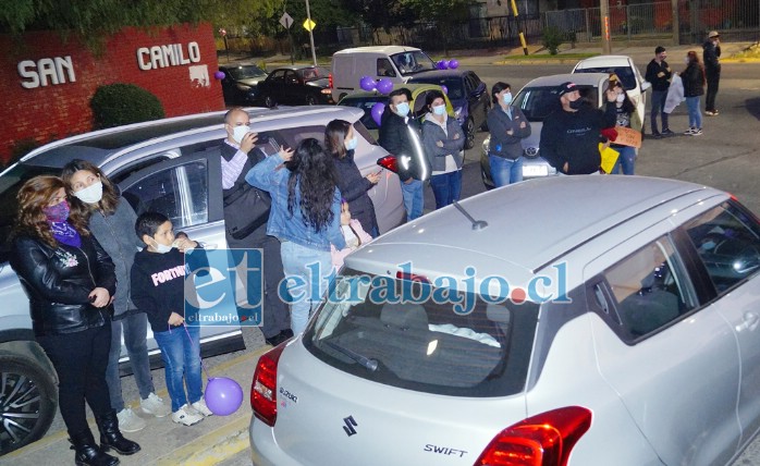 MASIVO APOYO.- Familias enteras llegaron al lugar, casi colapsaron la entrada del portón principal al estacionamiento del centro hospitalario en Avenida Miraflores.