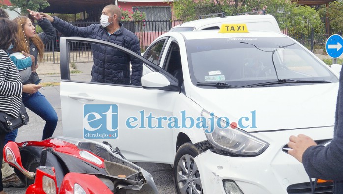 EN EL LUGAR.- Las cámaras de Diario El Trabajo registraron el momento cuando ambos conductores discutían.