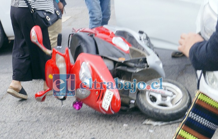 UN ACCIDENTE MÁS.- La motocicleta quedó en el pavimento, la manifestación se interrumpió por algunos minutos y el día continuó con normalidad.