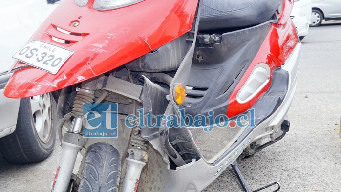DAÑOS MATERIALES.- Así quedó la motocicleta de la joven conductora, una suerte que ella no saliera herida.