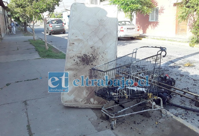 El colchón manchado y restos de ropa quemada presentes en el lugar como evidencia.