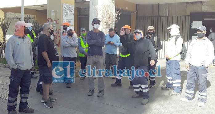 Los trabajadores protestando frente a la Municipalidad de San Felipe, aseguraron estar cansados de ser tramitados por su empleador.