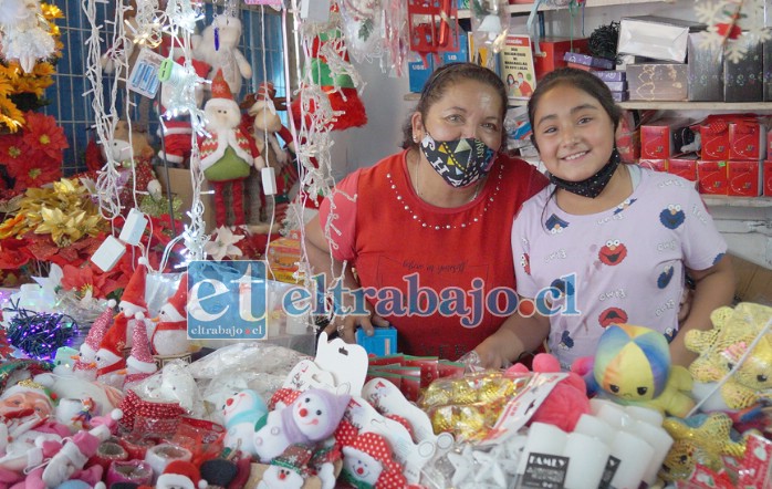 SIEMPRE ALEGRES.- Ellas son dos de las anfitrionas en su puesto de regalos y adornos navideños, siempre atentas y regalonas con sus fieles clientes.