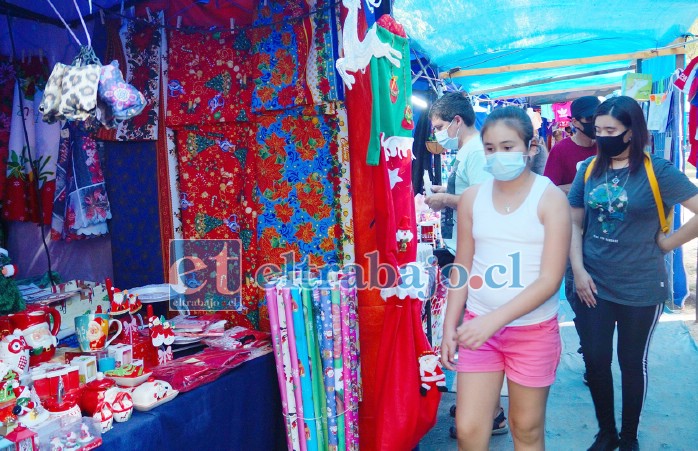 De todas las edades llegan vecinos a las ferias navideñas ubicadas en el bandejón de Avenida Yungay.