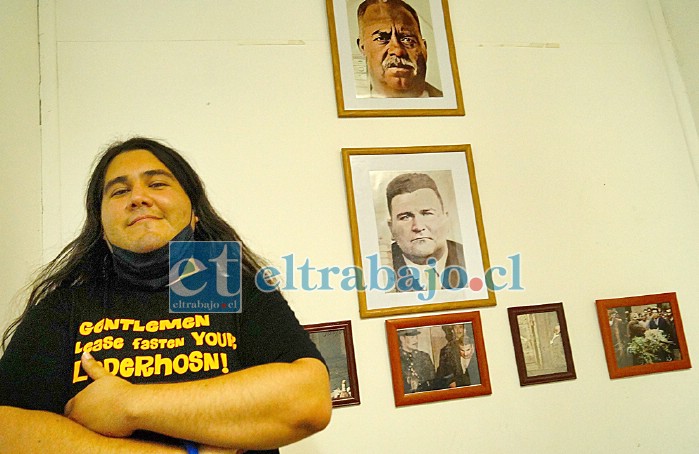 EXPOSISIÓN ABIERTA.- Javier Gallardo tardó semanas reparando y dando color y textura a estas fotografías.