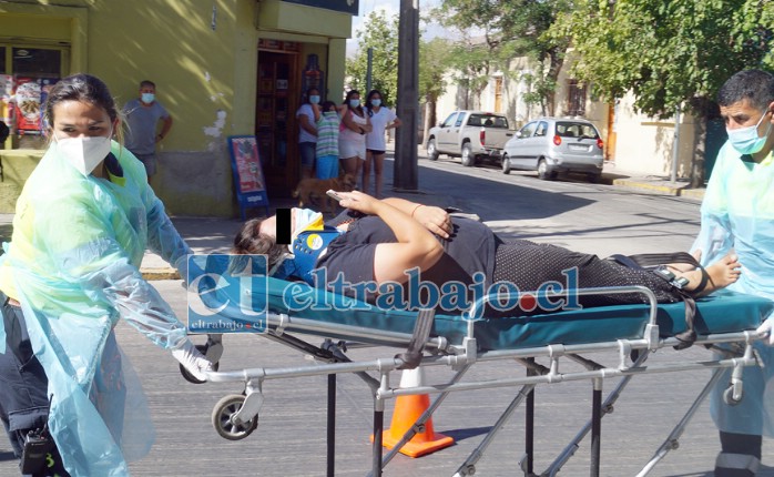 FUERA DE PELIGRO.- Profesionales paramédicos del SAMU trasladaron a la ciclista a Urgencias del Hospital San Camilo.