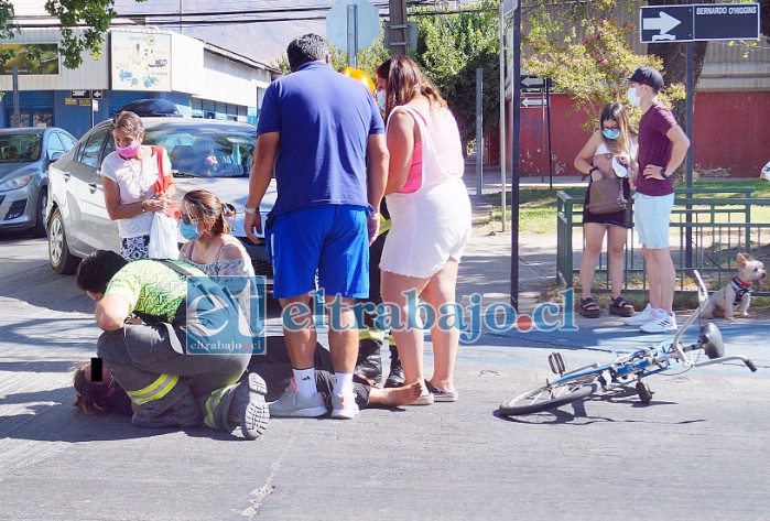 CONTRA EL PAVIMENTO.- Tanto la bicicleta como su dueña fueron eyectadas al centro de la avenida, mientras que vecinos del sector rodearon a la mujer para evitar que fuera nuevamente atropellada.
