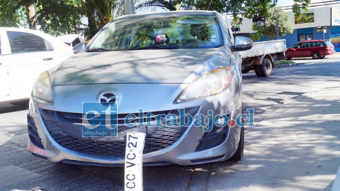 RECONOCIÓ SU DESCUIDO.- La conductora de este auto Mazda patente CC VC 27, causante del atropello, estuvo a su lado evitando que fuera arrollada por otros vehículos a la espera de personal de Bomberos y SAMU.