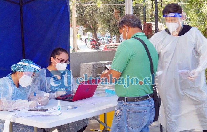 VIENE FASE 2.- El operativo TTA (Trazar Testear y Aislar) estuvo este martes a cargo de profesionales del Cesfam Curimón en la Plaza Cívica.
