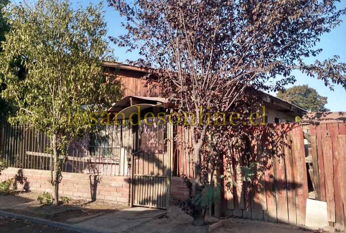 En esta casa vivía solo el adulto mayor que falleció asfixiado por el humo del incendio. (Foto losandesonline.cl)