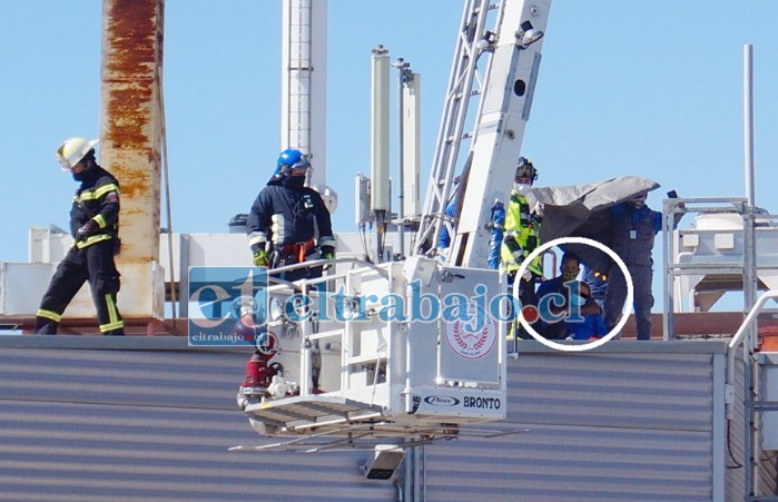 RESCATE OPORTUNO.- En esta gráfica Exclusiva de Diario El Trabajo, nuestras cámaras muestran cómo la joven empleada yacía en el techo, siendo asistida por un paramédico de Bomberos, mientras llegaba la ayuda mecánica de la unidad MX-2 de Bomberos.