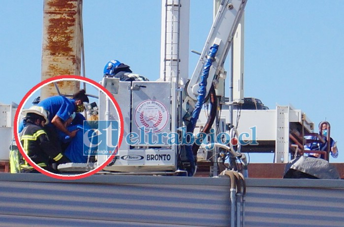 AL CANASTO.- Aquí vemos el momento exacto del abordaje de la mujer herida al canasto de rescate del brazo articulado MX-2 Bomba La Internacional.