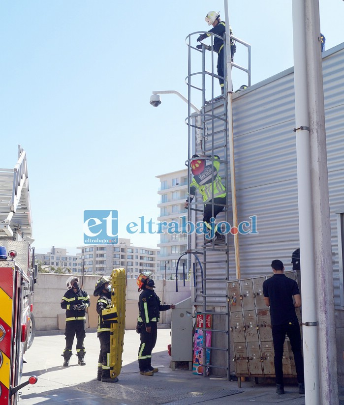DIFÍCIL ACCESO.- El rescate de esta empleada habría sido muy accidentado si no se contara con la MX-2 en Bomberos.