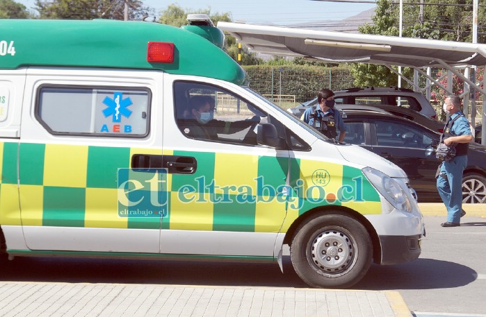 TARDE PERO LLEGÓ.- Esta es la ambulancia que finalmente trasladó a la joven herida a su unidad médica a mitad de cuadra de calle San Martín (Portus - Toromazote)