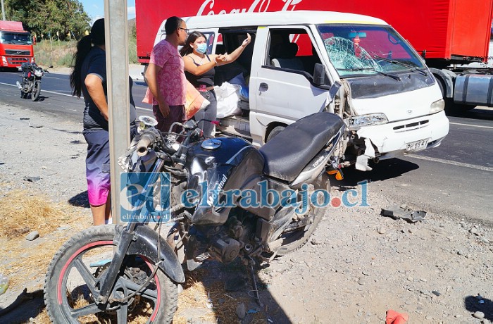 ACCIDENTE DEL DÍA.- Así quedaron la motocicleta y el furgón tras la fulminante colisión, un verdadero milagro que sobreviviera el motociclista a tal impacto.