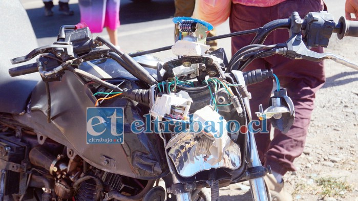 DESINTEGRADA.- La parte frontal de la motocicleta quedó completamente desintegrada tras el accidente.