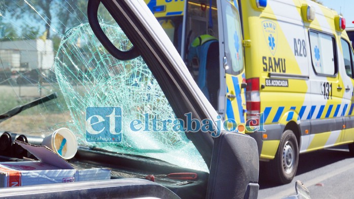 DE ALTA ENERGÍA.- El impacto fue de alta energía, la moto con su conductor se estrellaron contra el parabrisas del furgón.