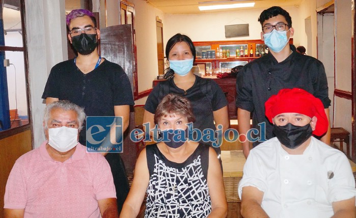 NUEVO AÑO, NUEVA ADMINISTRACIÓN.- Ellos son el conocido Sergio ‘Pepa’ Torrejón y su esposa Patricia Cataldo, acompañados por familiares y personal del restaurante.