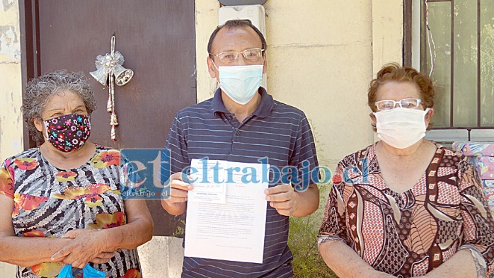 DENUNCIA PÚBLICA.- Aquí tenemos a varios vecinos del pasaje J.L. Castro, solicitando a través de Diario El Trabajo más seguridad para Población Aconcagua, enviaron esta carta solicitando apoyo de Carabineros.