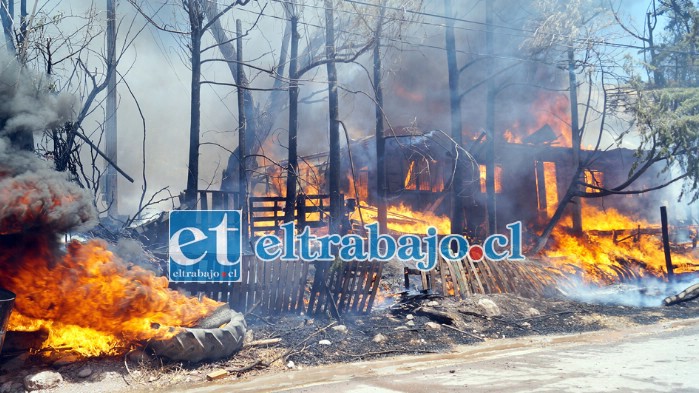 PÉRDIDAS TOTALES.- Esta era la vivienda de don Gustavo Toro, quien perdió todas sus pertenencias en ese terreno.