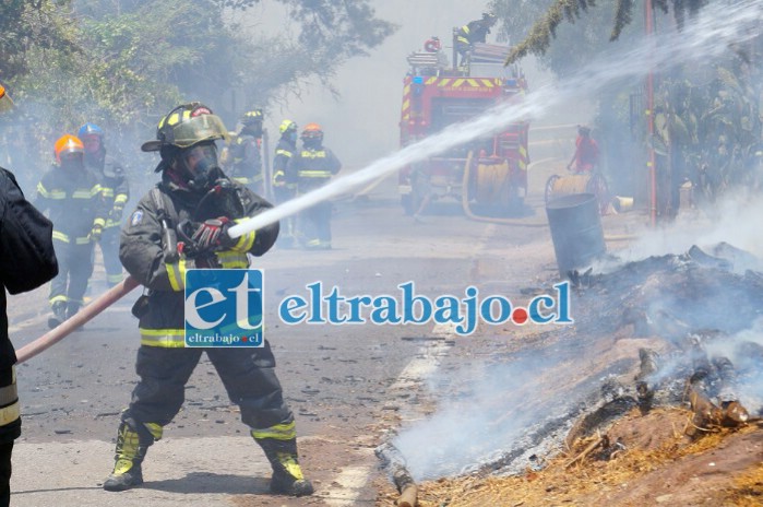 BOMBEROS EN ACCIÓN.- Los bomberos lograron evitar que este incendio consumiera más viviendas del sector.
