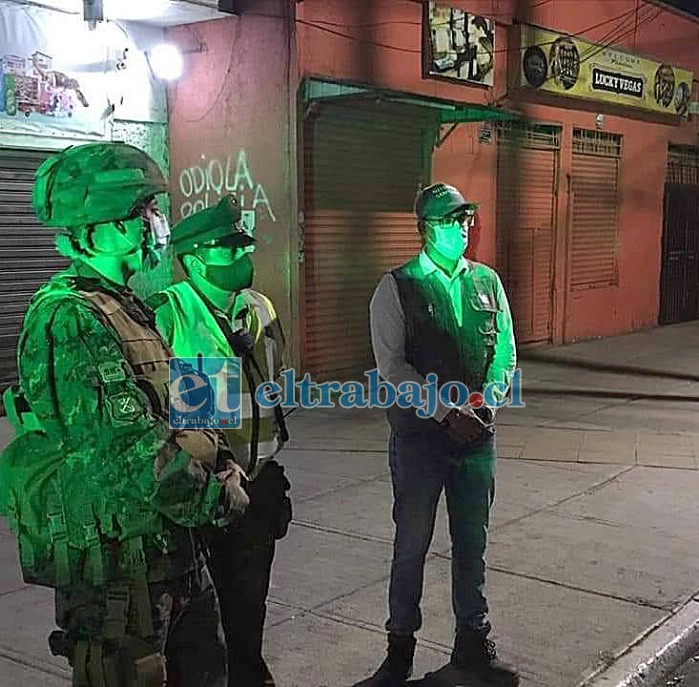 Personal de Carabineros permanece en las afueras del local denunciado.