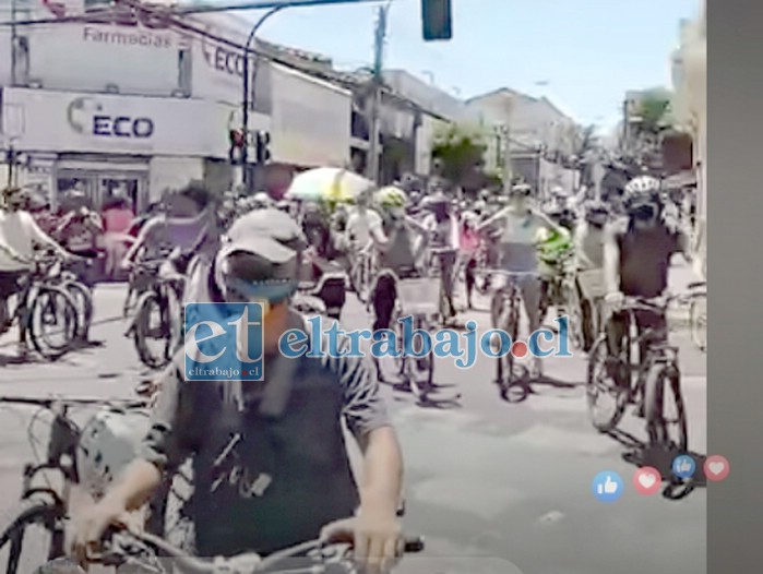 Ciclistas protestan por la medida en el centro de la ciudad.