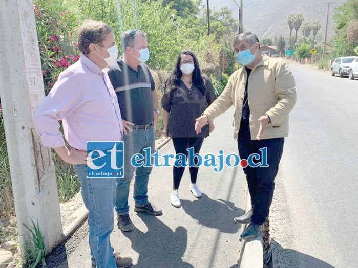 Diputado Luis Pardo junto al director regional de Vialidad, Renzo Sanders, y los candidatos a alcalde y concejal, Harry Bailey y Jessica González.