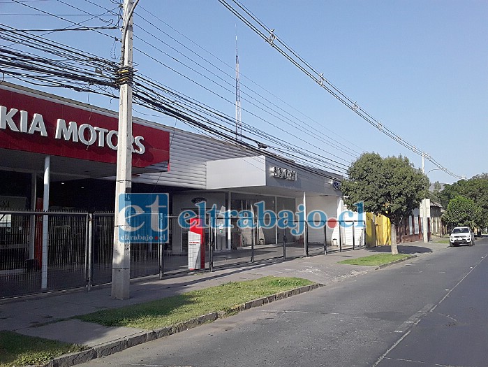 Desde el interior de esta automotora fue robado el vehículo que se encontraba para mantención.