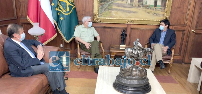 Diputados Luis Pardo y Sebastián Torrealba con General Director de Carabineros, Ricardo Yáñez.