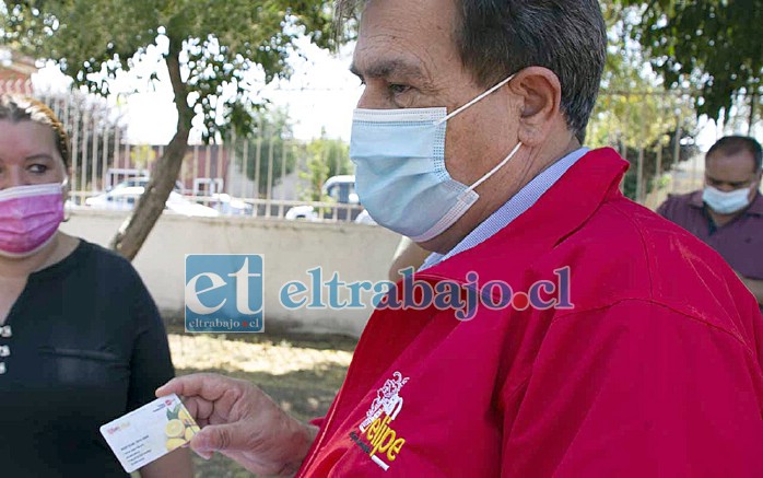 El alcalde Christian Beals destacó que este sistema de Tarjeta Solidaria es mucho más efectivo, eliminando la distribución de cajas que muchas veces no suplía las necesidades reales de los vecinos.