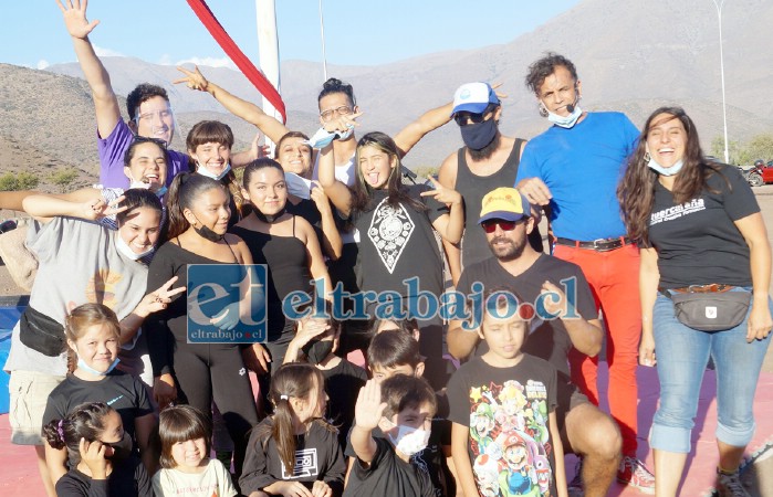 ELLOS AL FRENTE.- Ellos son parte del grupo organizador, pequeños y jóvenes artistas locales dispuestos a continuar aportando entretenimiento gratis para muchas familias.