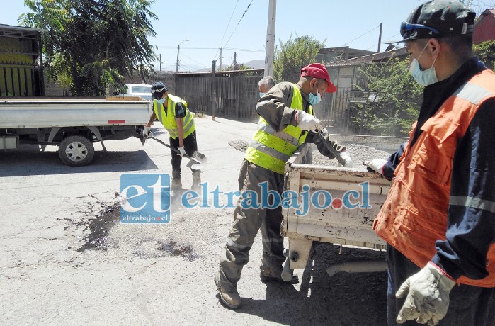 ARRANCARON BIEN.- Las cámaras de Diario El Trabajo registran el momento en que iniciaron las obras en el pasaje JL Castro en Población Aconcagua.
