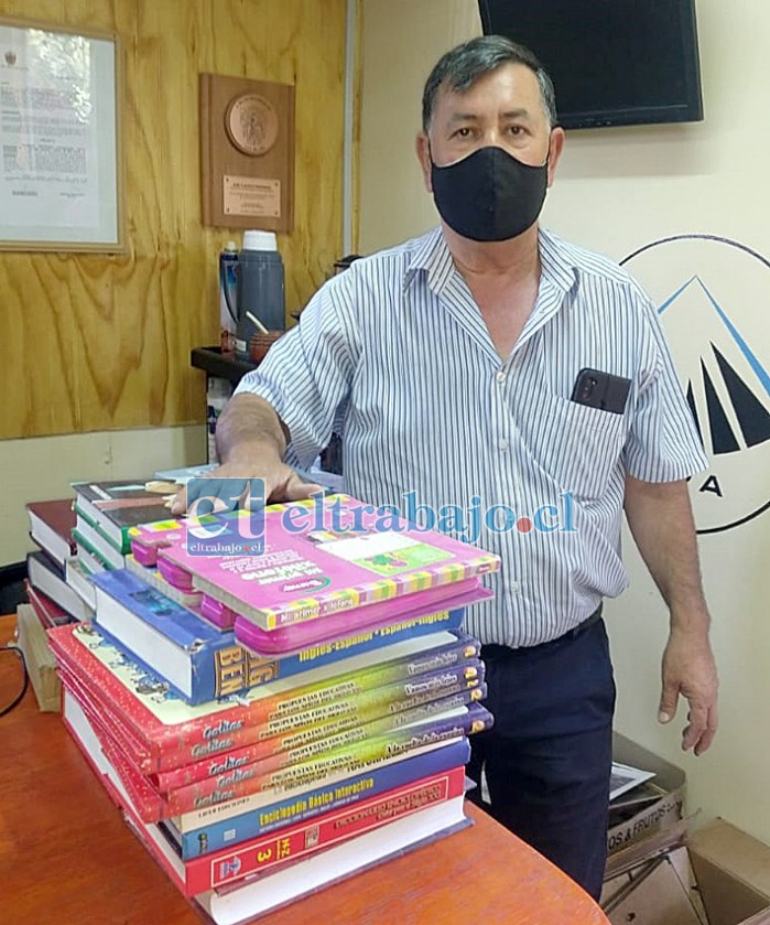 LA BUENA LECTURA.- Alejandro Muñoz, de Alfa Editorial San Felipe, también donando libros.