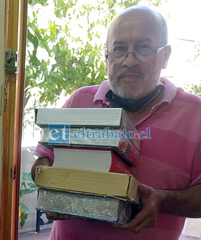SIGUEN LLEGANDO.- Juan González, conocido dirigente de causas sociales, aportando libros para este proyecto.