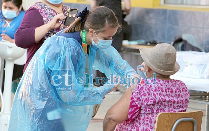 ELLOS PRIMERO.- La mayoría de adultos mayores de nuestro país a la fecha han recibido la primera dosis de la vacuna Covid, de distintas marcas y procedencia.