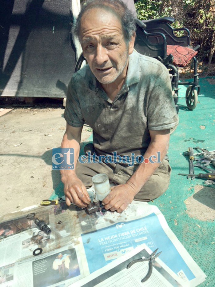 NO SE ARRUGA.- Aquí vemos en plenas labores de mecánico a don Iván Contreras, quien hace su trabajo a domicilio.