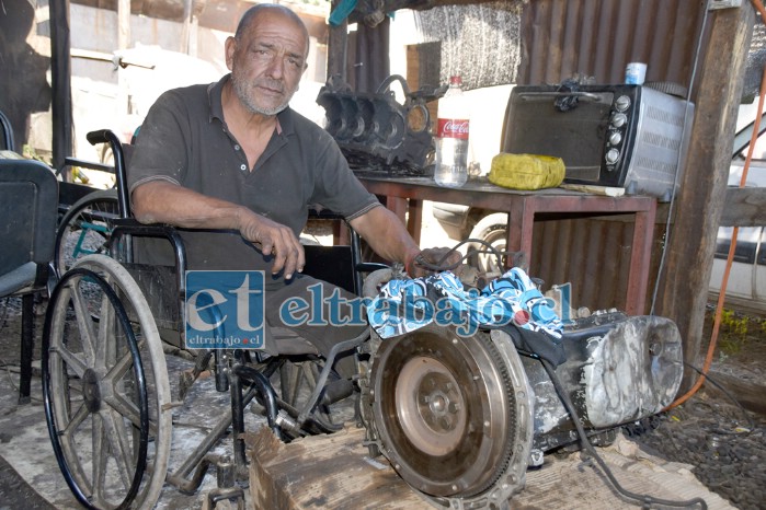 AQUELLOS TIEMPOS.- Así lucía en su taller mecánico nuestro amigo, antes que llegara la pandemia y le robaran sus herramientas. (Archivo)