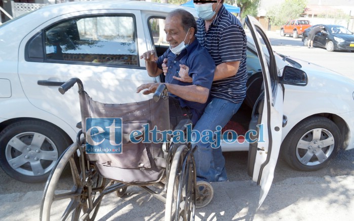 POCOS AMIGOS QUEDAN.- Las cámaras de Diario El Trabajo captaron este jueves a don Iván, siendo ayudado por un amigo en sus labores.