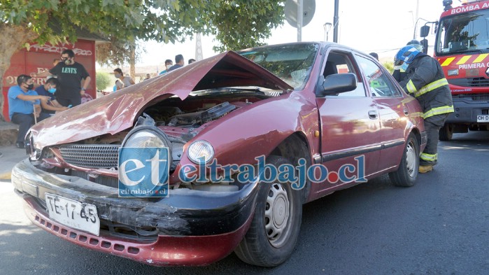 TEMA DE TODOS LOS DÍAS.- Así quedó uno de los vehículos involucrados en este nuevo choque de autos en la esquina de siempre.