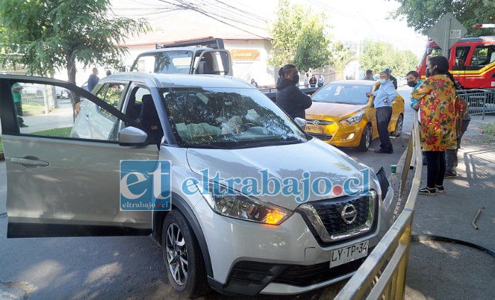 PUDO SER PEOR.- Contra esta malla metálica se estrelló finalmente este auto, el que era conducido por una mujer, ella recibió ayuda médica en una ambulancia del SAMU.