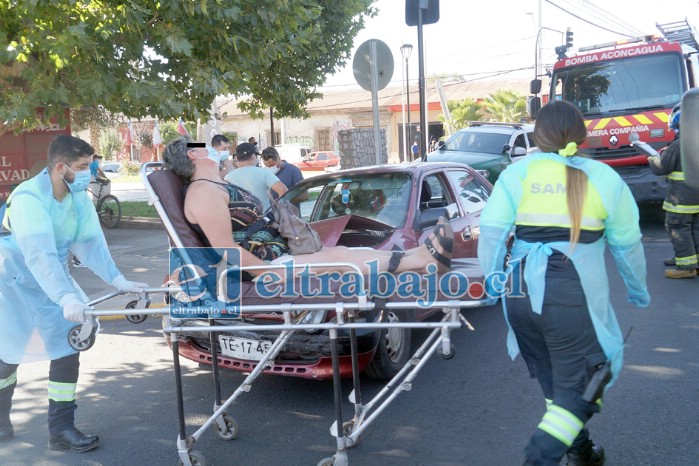 DIRECTO AL HOSPITAL.- Esta mujer debió recibir valoración médica en el lugar del accidente, y trasladada después al Hospital San Camilo.