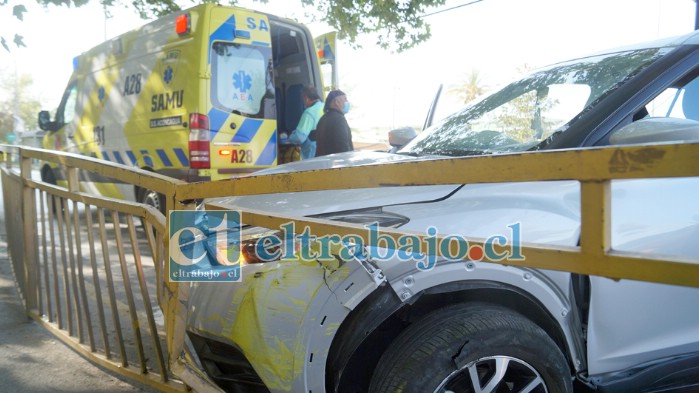 PELIGROSO GIRO.- De no ser por esta malla metálica, el auto habría ido a caer al canal de regadío que hay en esa avenida.